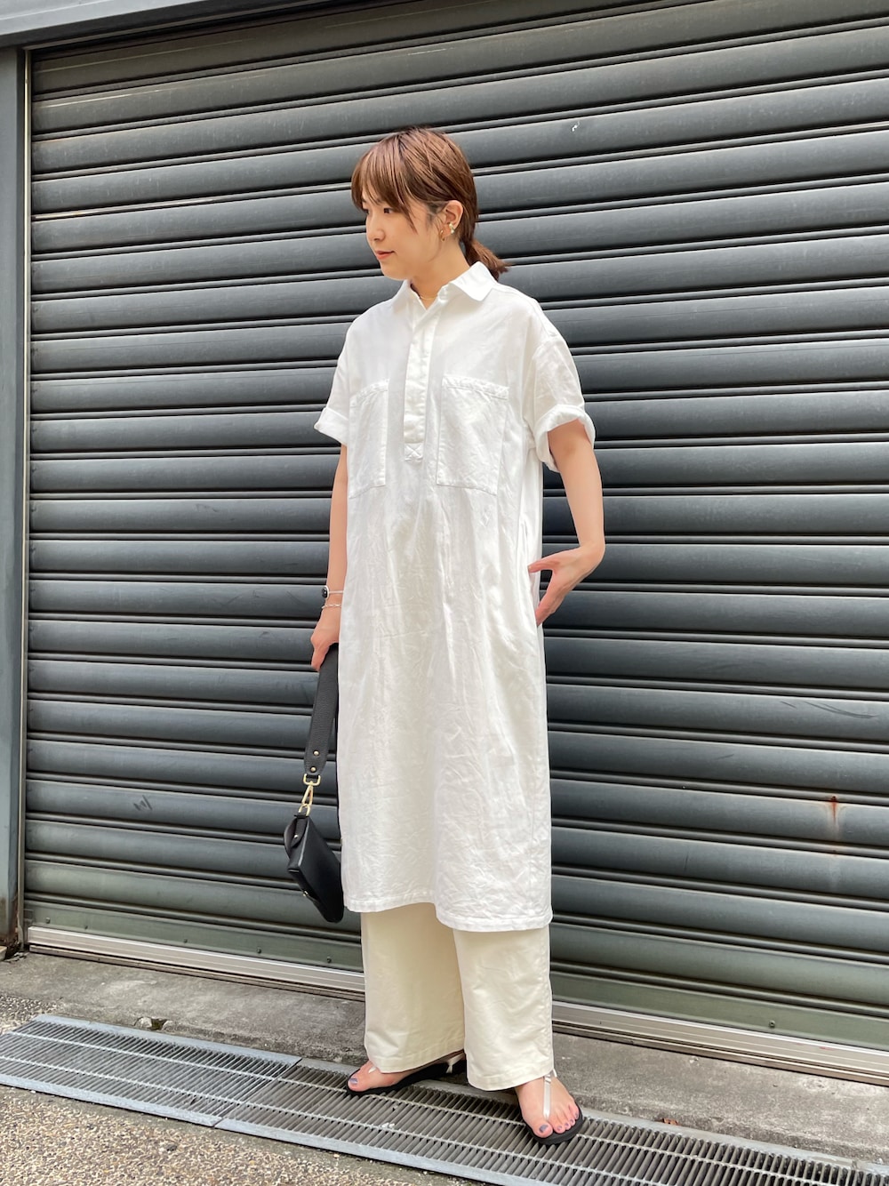 「ホワイト、ワントーンコーデ、白シャツ、シャツワンピース、モノトーン、白、シャツワンピ、モード、夏コーデ、高身長コーデ」｜「NOMBRE IMPAIRの【Marant】ミニショルダーBAG（ショルダーバッグ、ブラック系）」を使った、koba.さん（レディース・168cm）の夏コーディネートの1枚目の写真