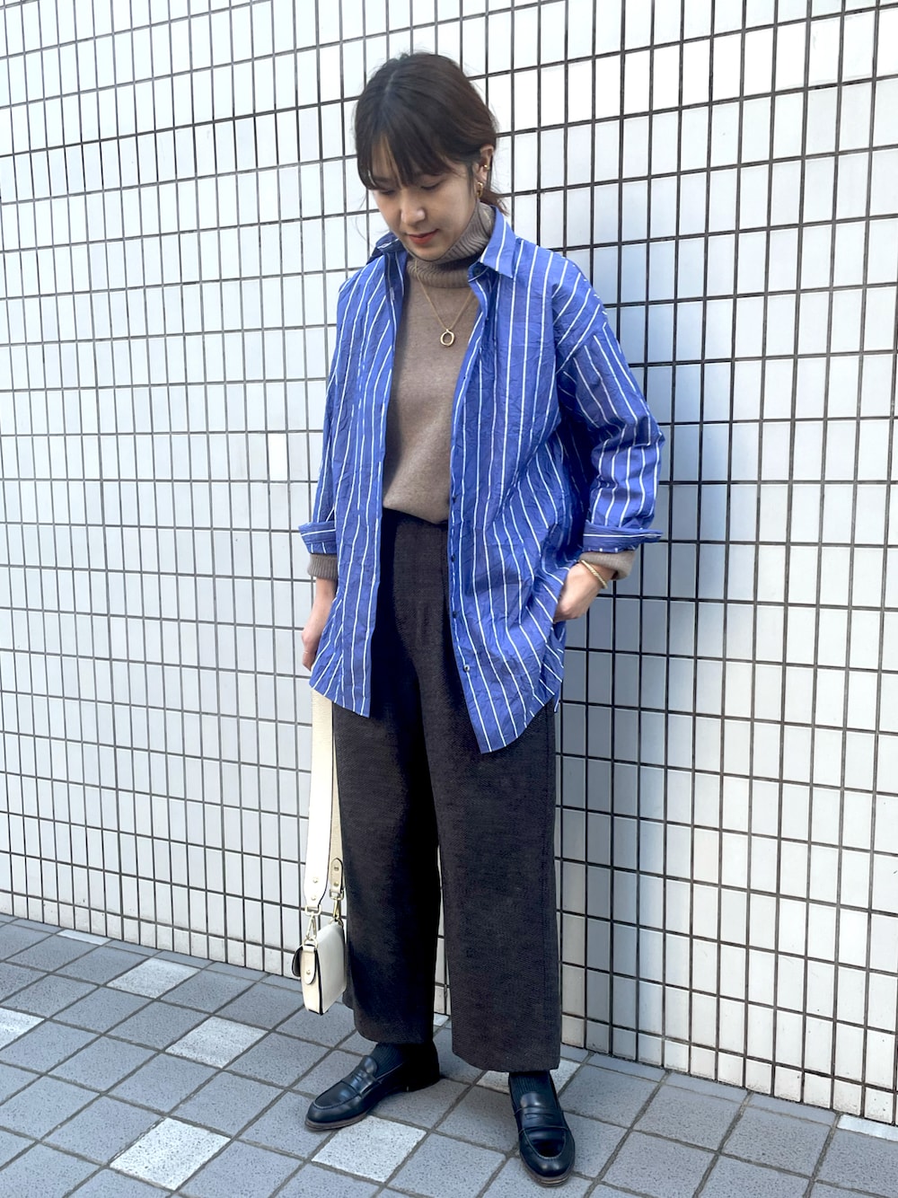 「ツイード、冬コーデ、レイヤードスタイル、タートルネック、ストライプシャツ、きれいめカジュアル、ミニバッグ、あったかコーデ、サックスブルー、高身長コーデ」｜「NOMBRE IMPAIRのキャッチワッシャーコットン　ロングシャツ（シャツ/ブラウス、ブルー系）」を使った、koba.さん（レディース・168cm）の冬コーディネートの1枚目の写真