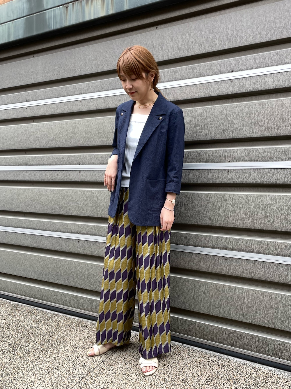 「柄パンツ、テーラードジャケット、カラーパンツ、ワイドパンツ、サッカー、タンクトップ、ジャケットスタイル、春コーデ、春夏コーデ、高身長コーデ」｜「FIL DE FERのヴィンテージアフリカン　イージーパンツ（その他パンツ、パープル系）」を使った、koba.さん（レディース・168cm）の春コーディネートの1枚目の写真