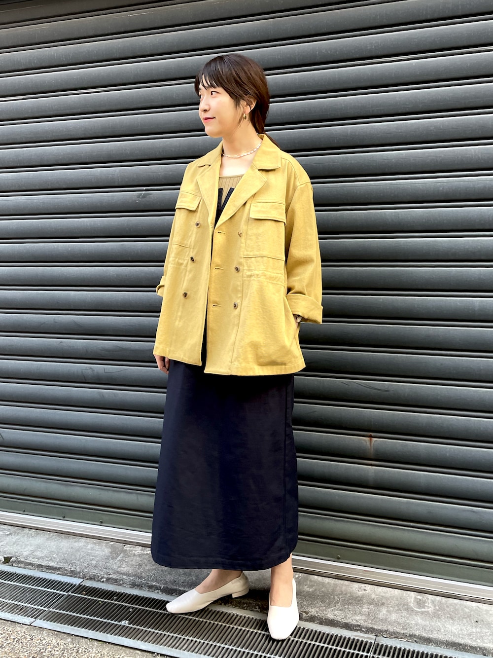 「カバーオール、レイヤードスタイル、ジャンパースカート、春アウター、ロングワンピース、シンプルコーデ、春コーデ、フィールドジャケット、スクエアトゥ、高身長コーデ」｜「FIL DE FERのカラーカツラギ　フィールドジャケット（ミリタリージャケット、イエロー系）」を使った、koba.さん（レディース・168cm）の春コーディネートの1枚目の写真