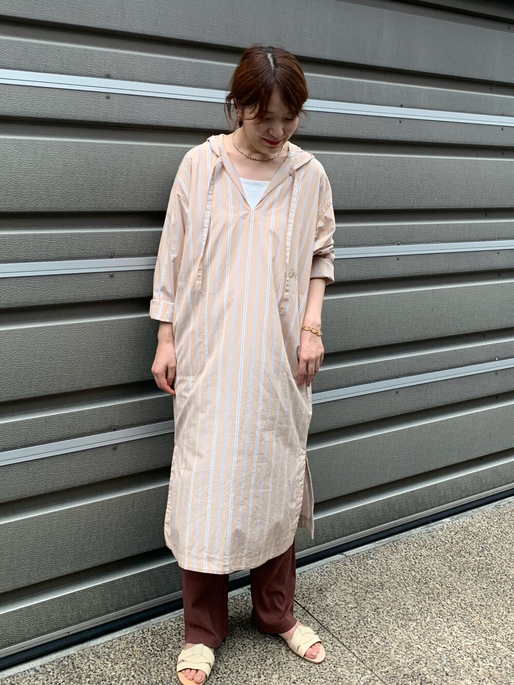 「リブパンツ、シャツワンピース、オレンジ、休日スタイル、フード、ロングワンピース、柄ワンピース、ストライプワンピース、フード付き、長身」｜「NOMBRE IMPAIRのポリコットンリブ　レギンスパンツ（その他パンツ、ブラウン系）」を使った、koba.さん（レディース・168cm）の夏コーディネートの1枚目の写真