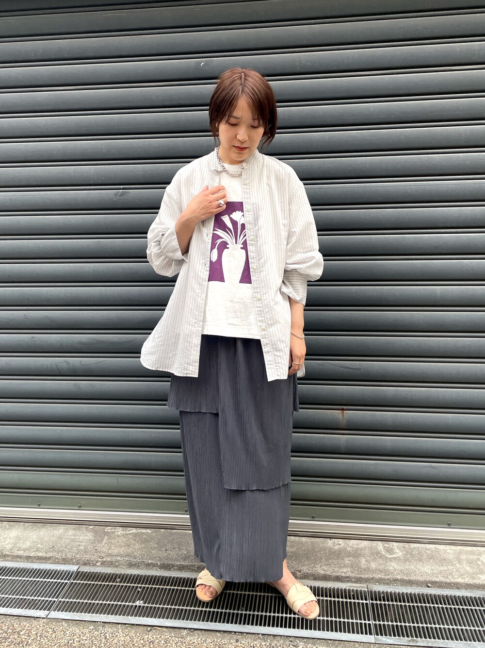 「レイヤードスタイル、プリントT、シャツスタイル、シアーシャツ、夏コーデ、シアー、白Tシャツ、袖ボリューム、シアートップス、高身長コーデ」｜「FIL DE FERのカットプリーツ　アシメティアードスカート（スカート、ブラック系）」を使った、koba.さん（レディース・168cm）の夏コーディネートの1枚目の写真