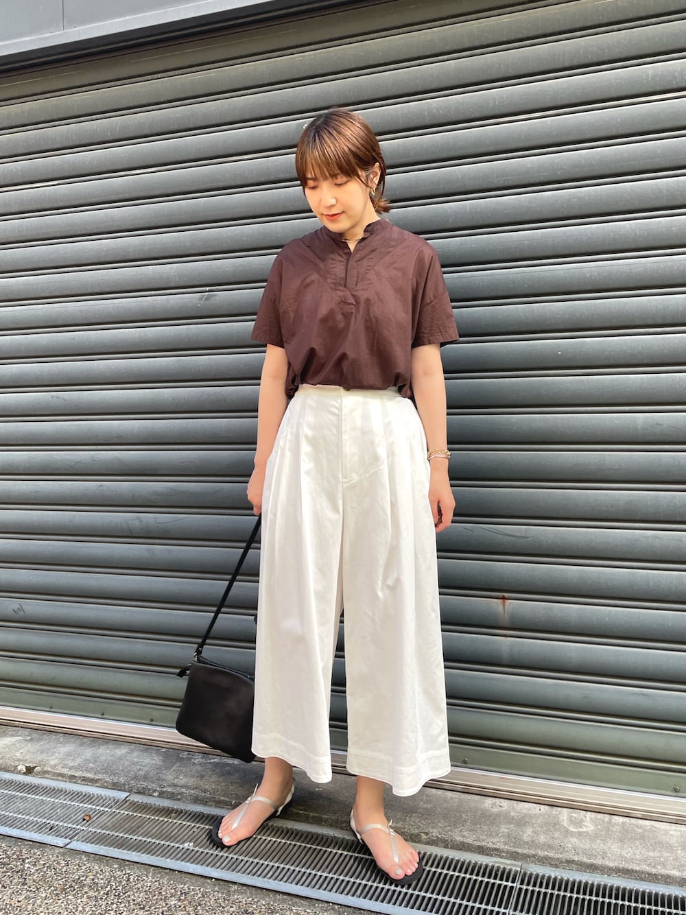 「ブラウス、休日スタイル、ブラウン、タックイン、白パンツ、きれいめカジュアル、シンプルコーデ、夏コーデ、シアー、高身長コーデ」｜「FIL DE FERのシースルーストライプ×ローン　コンビブラウス（シャツ/ブラウス、ブラウン系）」を使った、koba.さん（レディース・168cm）の夏コーディネートの1枚目の写真