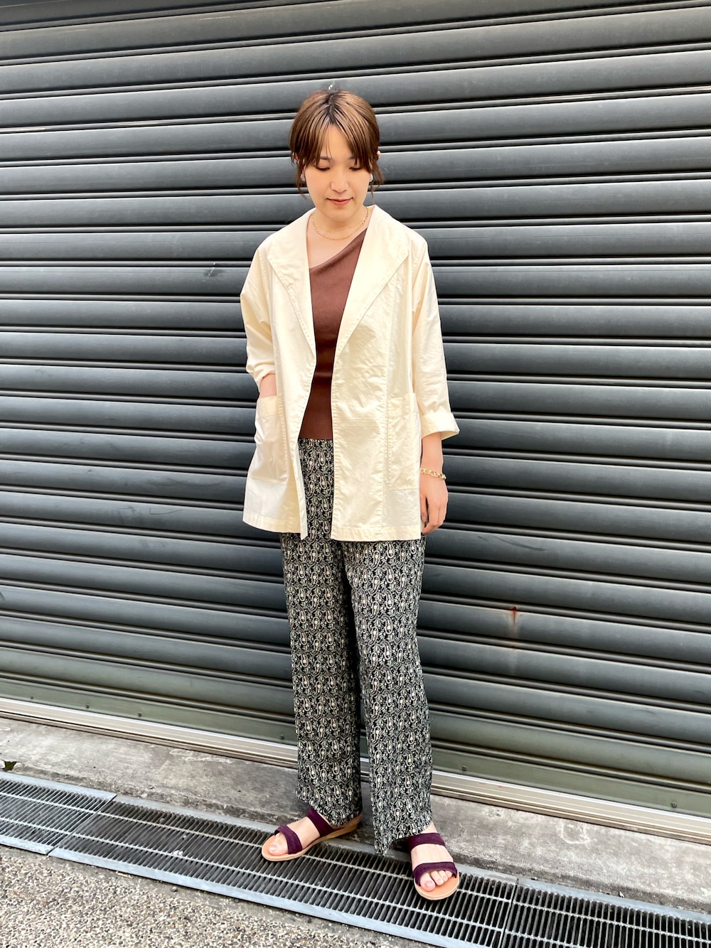 「ビッグシルエット、レイヤードスタイル、休日スタイル、シャツジャケット、ジャケットスタイル、シャツスタイル、春夏コーデ、夏コーデ、淡色コーデ、高身長コーデ」｜「NOMBRE IMPAIRのオリエンタルパターン　イージーパンツ（その他パンツ、ブラック系）」を使った、koba.さん（レディース・168cm）の春コーディネートの1枚目の写真
