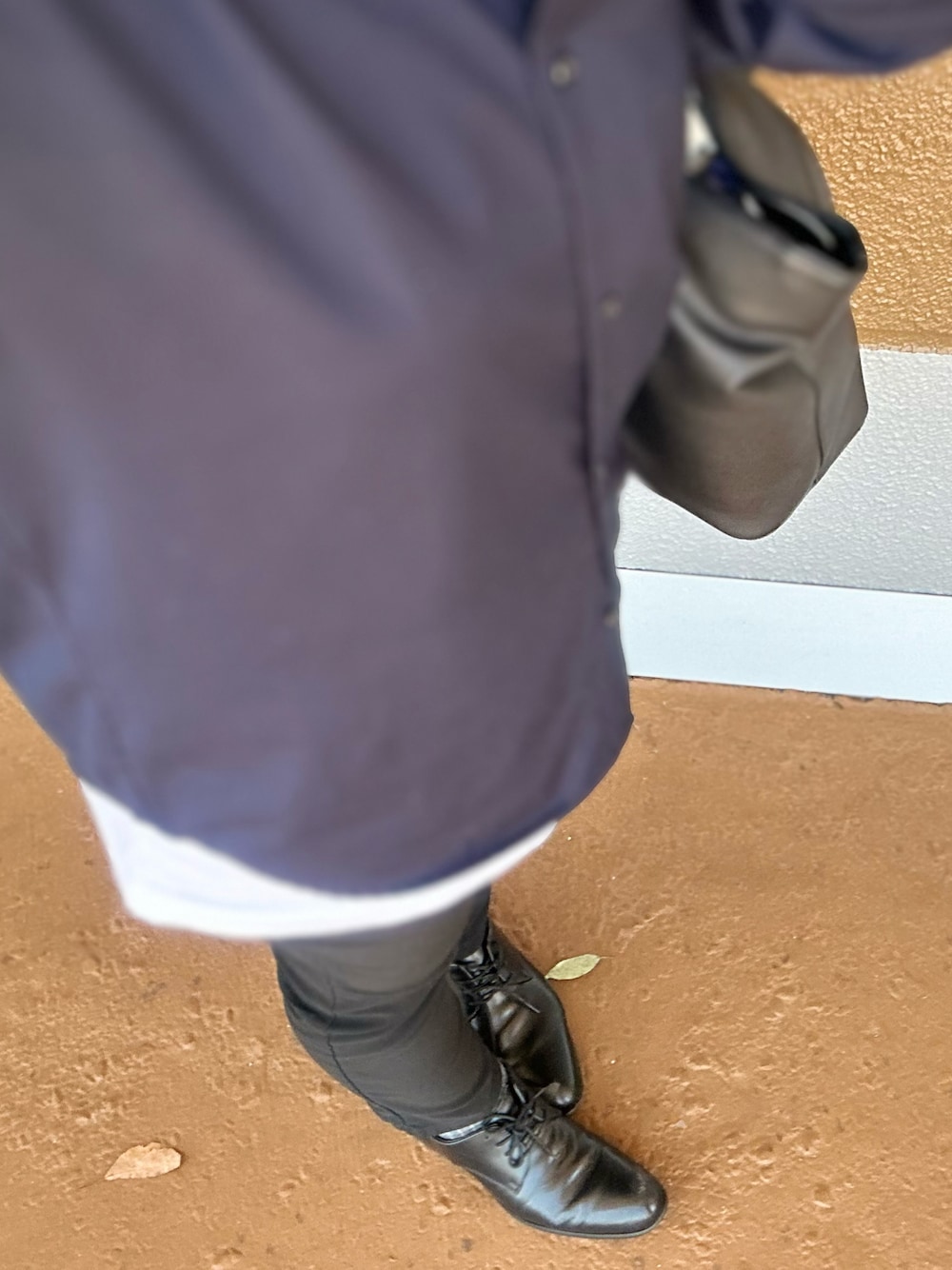 ブルー系のシャツ/ブラウス、ホワイト系のTシャツ/カットソーを着用したレディースの秋コーディネートの1枚目の写真