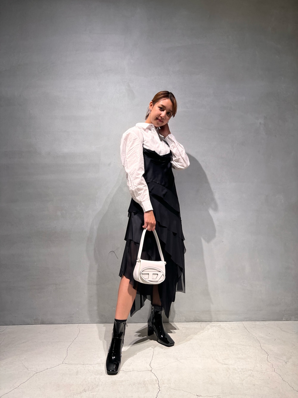「ディーゼル、カジュアル、シンプルコーデ、Diesel Ginza、ワンピースコーデ、シンプル」｜「DIESELのレディース ラウンドDロゴ ナッパレザー クロスボディバッグ（ショルダーバッグ、ホワイト系）」を使った、Tolentino (トレンティーノ)さん（レディース・166cm）の冬コーディネートの1枚目の写真