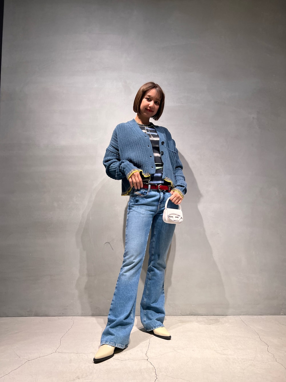 「DIESEL、きれいめカジュアル、Diesel Ginza、デニムパンツ」｜「DIESELのレディース カーディガン ニット トップス ルーズフィット（カーディガン/ボレロ、ホワイト系）」を使った、Tolentino (トレンティーノ)さん（レディース・166cm）の春コーディネートの1枚目の写真