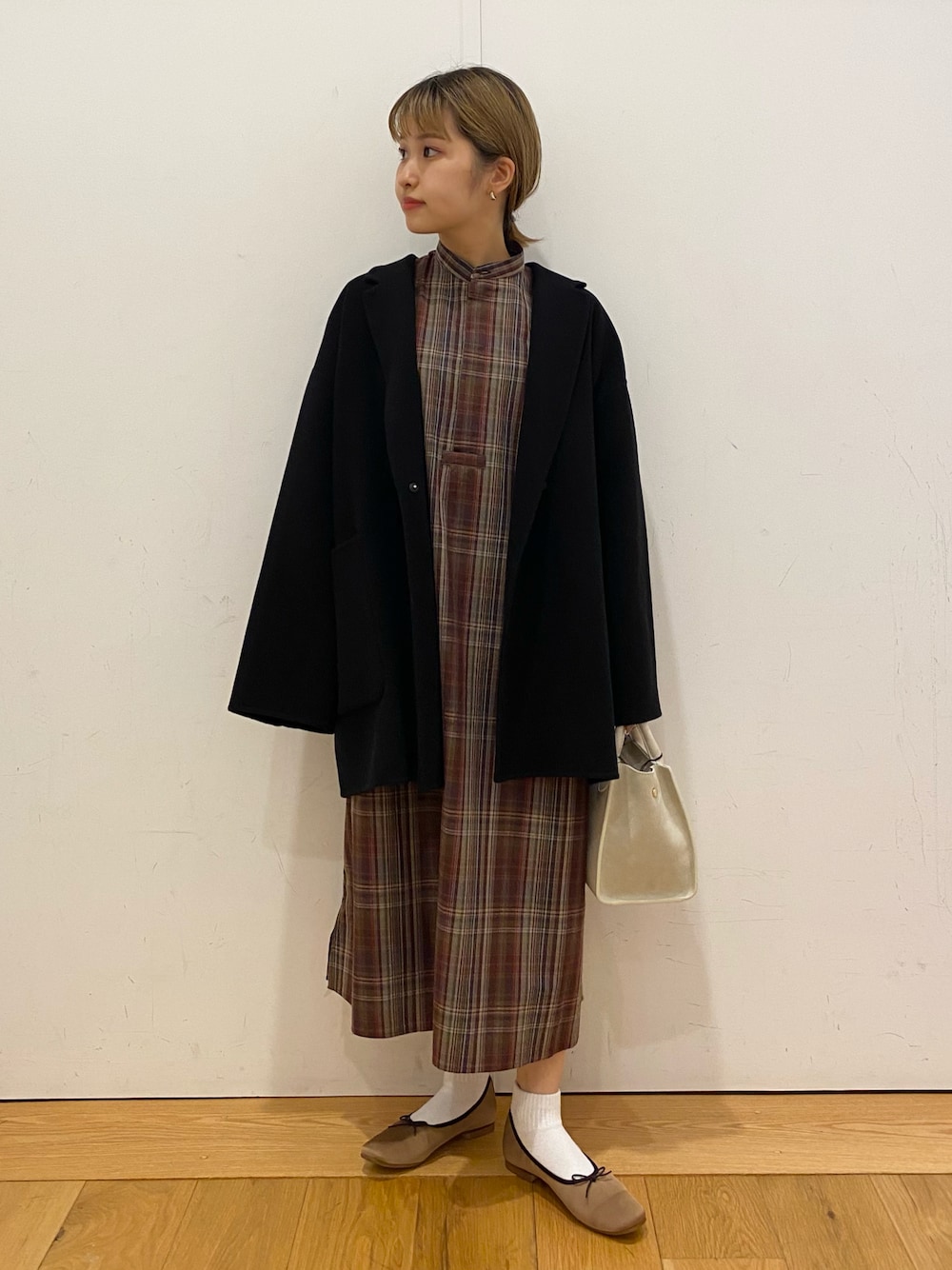 「オトナカジュアル、秋服、秋コーデ、お出かけコーデ、おしゃれさんと繋がりたい、低身長コーデ、ミニバッグ、テーラードコート、ミドルコート、コート、シャツワンピ、チェックワンピース、チェック、バレエシューズ、URBAN RESEARCH DOORS」｜「URBAN RESEARCH DOORSのサテン深バレエシューズ（バレエシューズ、ブラウン系）」を使った、emariさん（レディース・152cm）の秋コーディネートの1枚目の写真