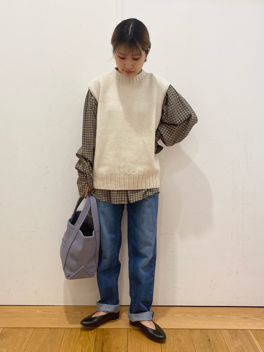 「ナチュラル、ベスト、ベスト×シャツ、ニットベスト、シャツスタイル、チェックシャツ、デニム、デニムパンツ、パンプス、orcival、冬コーデ、低身長コーデ、URBAN RESEARCH DOORS、URBAN RESEARCH DOORS WOMENS、レイヤードスタイル」｜「URBAN RESEARCH DOORSのハイライズデニムパンツ（デニムパンツ、ブルー系）」を使った、emariさん（レディース・152cm）の冬コーディネートの1枚目の写真