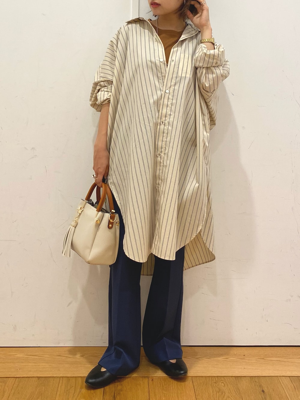「秋コーデ、秋服準備はじめました、大人カジュアル、低身長女子、ビッグシルエット、オトナ女子、ママファッション、シャツスタイル、ビッグシャツ、ストライプシャツ、ストレートパンツ、セミフレアパンツ、パンプス、URBAN RESEARCH DOORS、URBAN RESEARCH DOORS WOMENS」｜「RODE SKOのプチ2WAYトートバッグ（トートバッグ、ホワイト系）」を使った、emariさん（レディース・152cm）の秋コーディネートの1枚目の写真