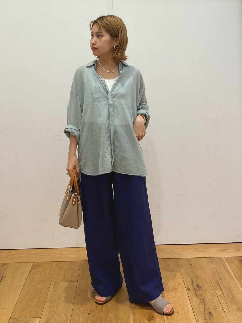 グリーン系のシャツ/ブラウス、ブルー系のその他パンツ、ベージュ系のトートバッグを着用したレディースの夏コーディネートの1枚目の写真