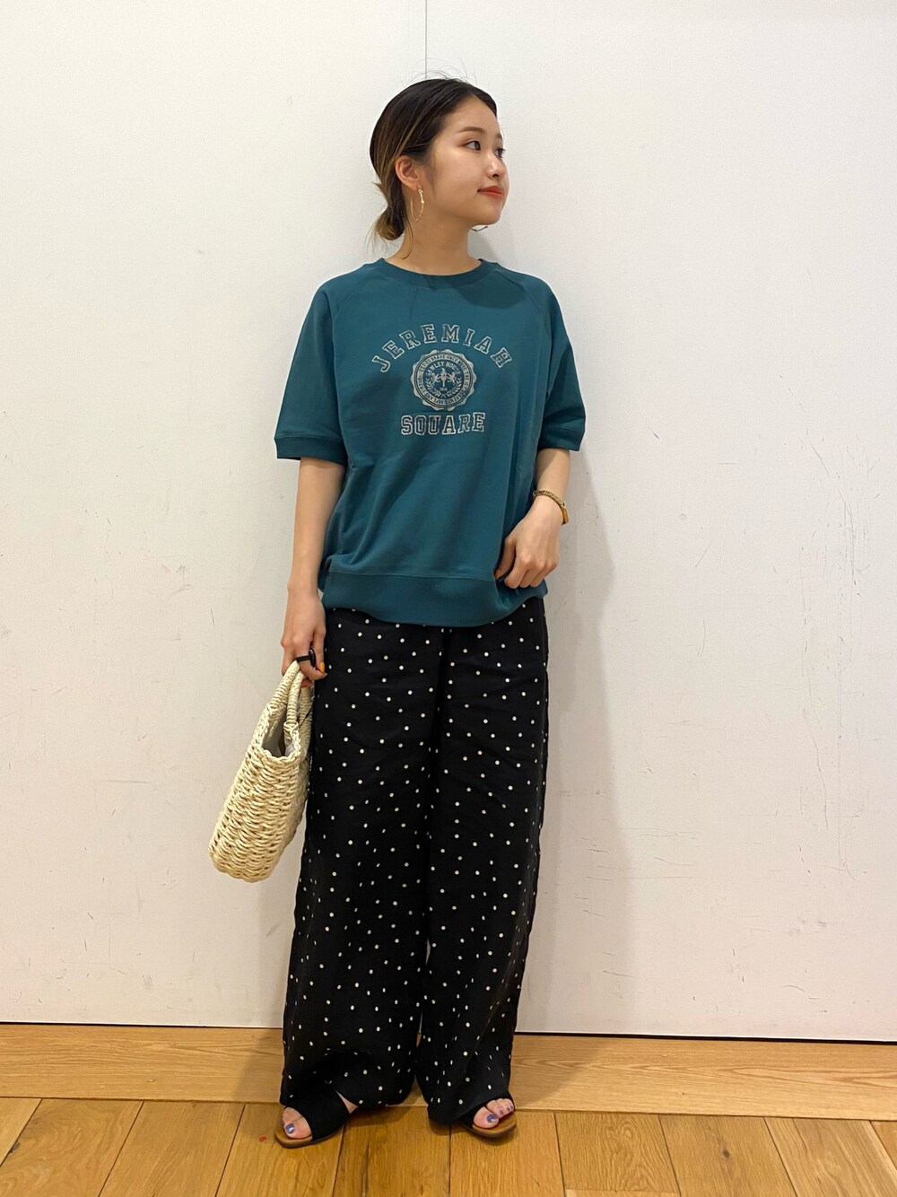 ホワイト系のハンドバッグ、グリーン系のTシャツ/カットソー、ブラック系のその他パンツを着用したレディースの夏コーディネートの1枚目の写真