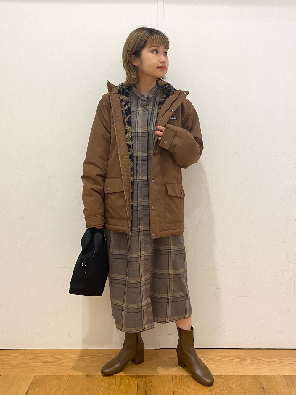 「秋のコーデ、お洒落さんとつながりたい、ワンピース、シャツワンピ、ブーツ、冬コーデ、patagonia、低身長、URBAN RESEARCH DOORS、URBAN RESEARCH DOORS WOMENS、秋コーデ、冬」｜「URBAN RESEARCH DOORSのDANTON　2WAY SHOULDER BAG（ショルダーバッグ、ブラック系）」を使った、emariさん（レディース・152cm）の秋コーディネートの1枚目の写真