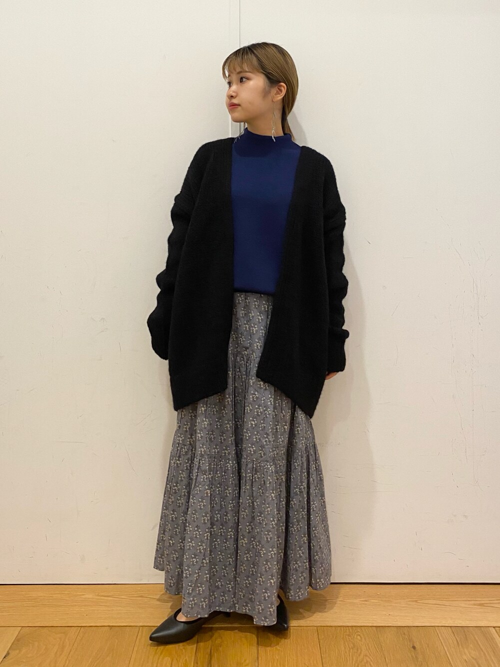 「大人女子、大人カジュアル、かぐれ、カーディガン、アルパカ、ボトルネック、ニット、ニットコーデ、花柄、スカート、冬、URBAN RESEARCH DOORS、URBAN RESEARCH DOORS WOMENS」｜「URBAN RESEARCH DOORSのボトルネックKNITプルオーバー（ニット/セーター、ブルー系）」を使った、emariさん（レディース・152cm）の秋コーディネートの1枚目の写真