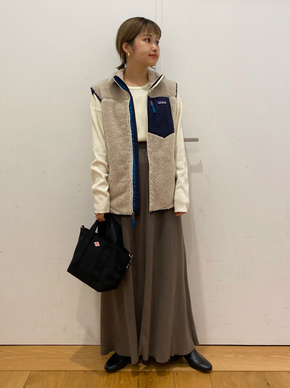 「秋のコーデ、だから秋服が好き、秋トレンド2021、秋服準備はじめました、ベスト、レトロX、patagonia、リブスカート、ブーツ、カジュアル、秋服、URBAN RESEARCH DOORS、URBAN RESEARCH DOORS WOMENS、低身長、低身長コーデ」｜「URBAN RESEARCH DOORSのDANTON　2WAY SHOULDER BAG（ショルダーバッグ、ブラック系）」を使った、emariさん（レディース・152cm）の秋コーディネートの1枚目の写真