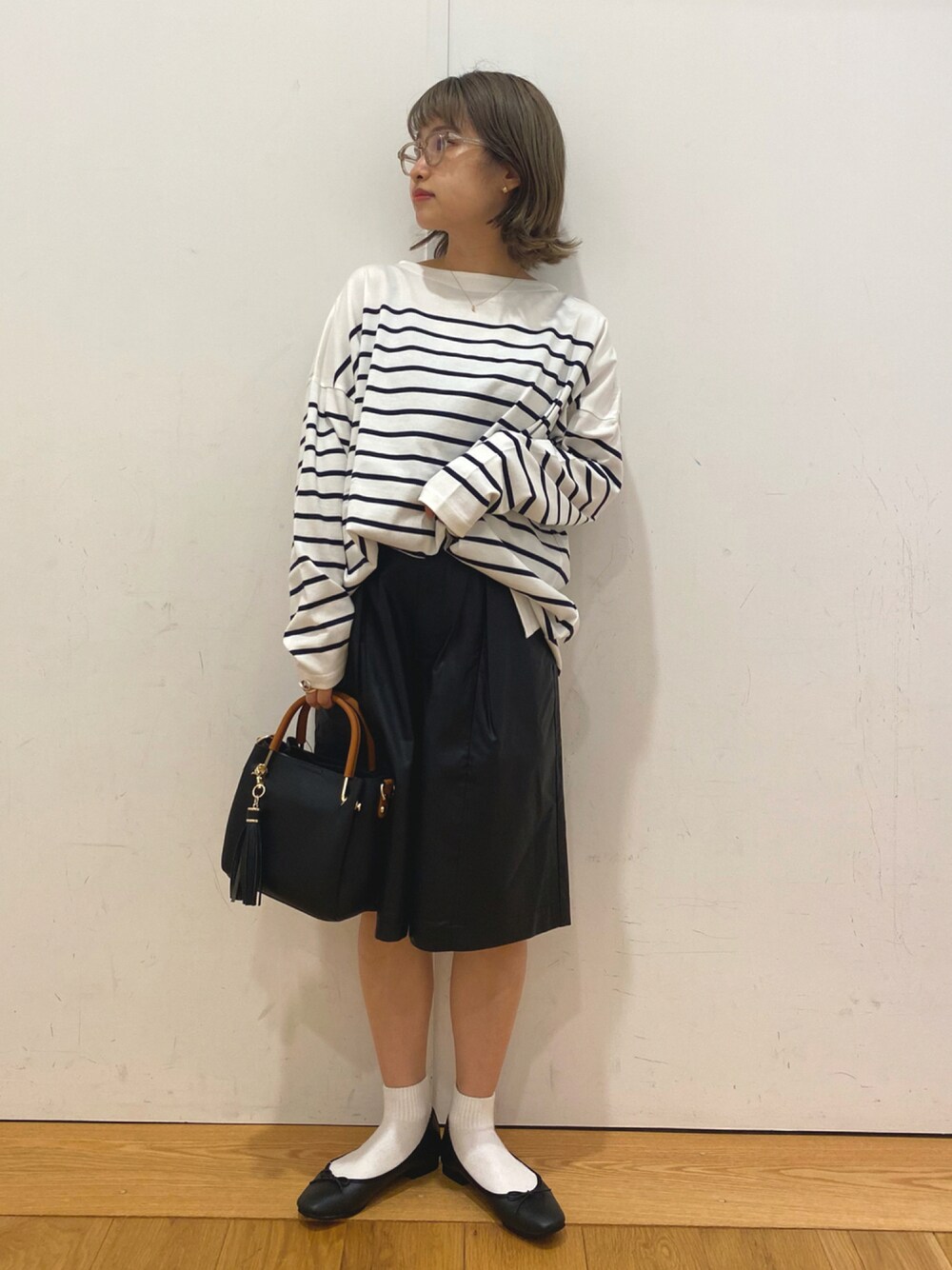 ブラック系のバレエシューズ、ブラック系のその他パンツ、ブルー系のTシャツ/カットソーを着用したレディースの秋コーディネートの1枚目の写真