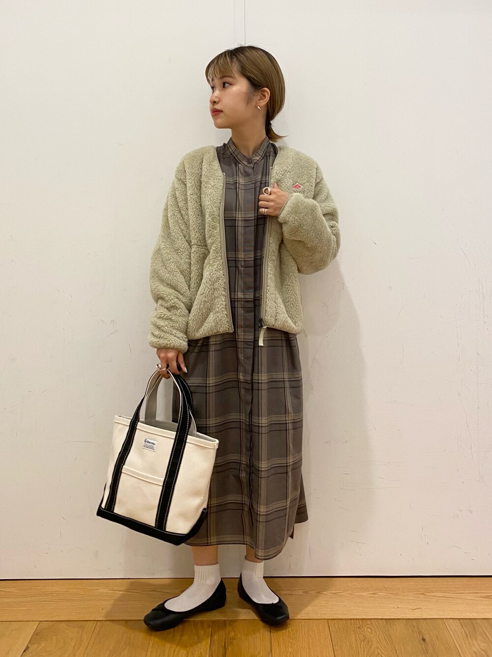 「秋服、Danton、フリース、ボアジャケット、チェック、チェックワンピース、シャツワンピ、orcival、トートバッグ、キャンバストート、バレエシューズ×ソックス、オトナカジュアル、カジュアル、URBAN RESEARCH DOORS、URBAN RESEARCH DOORS WOMENS」｜「ORCIVALのORCIVAL　キャンバストートバッグ M（トートバッグ、ブラック系）」を使った、emariさん（レディース・152cm）の秋コーディネートの1枚目の写真