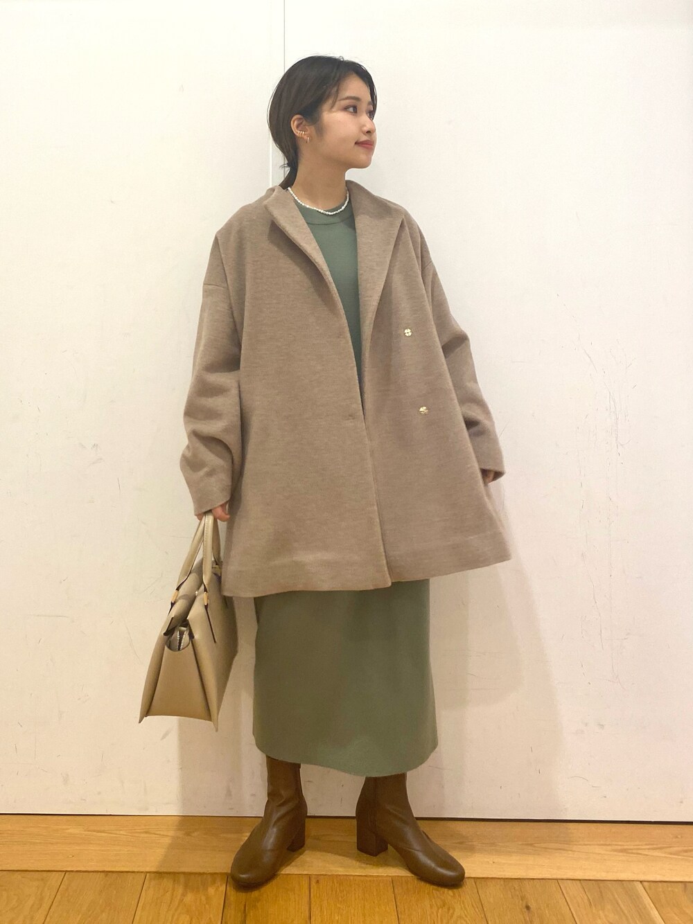 「オトナ女子、お洒落さんとつながりたい、ワンピース、お出かけコーデ、グリーン、ニットワンピース、コート、ミドルコート、ベージュコート、URBAN RESEARCH DOORS、URBAN RESEARCH DOORS WOMENS、低身長コーデ」｜「URBAN RESEARCH DOORSのウールミドルコート（その他アウター、ブラウン系）」を使った、emariさん（レディース・152cm）の冬コーディネートの1枚目の写真
