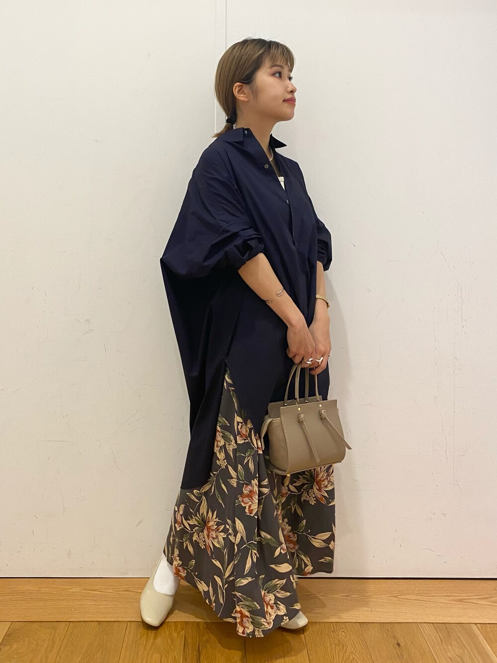 「きれいめカジュアル、低身長、ビッグシルエット、大人ガーリー、おしゃれさんと繋がりたい、キレイめ、スカートスタイル、ビッグシャツ、ロングシャツ、柄スカート、URBAN RESEARCH DOORS、URBAN RESEARCH DOORS WOMENS」｜「URBAN RESEARCH DOORSのレーヨン大花柄スカート（スカート、グレー系）」を使った、emariさん（レディース・152cm）の秋コーディネートの1枚目の写真