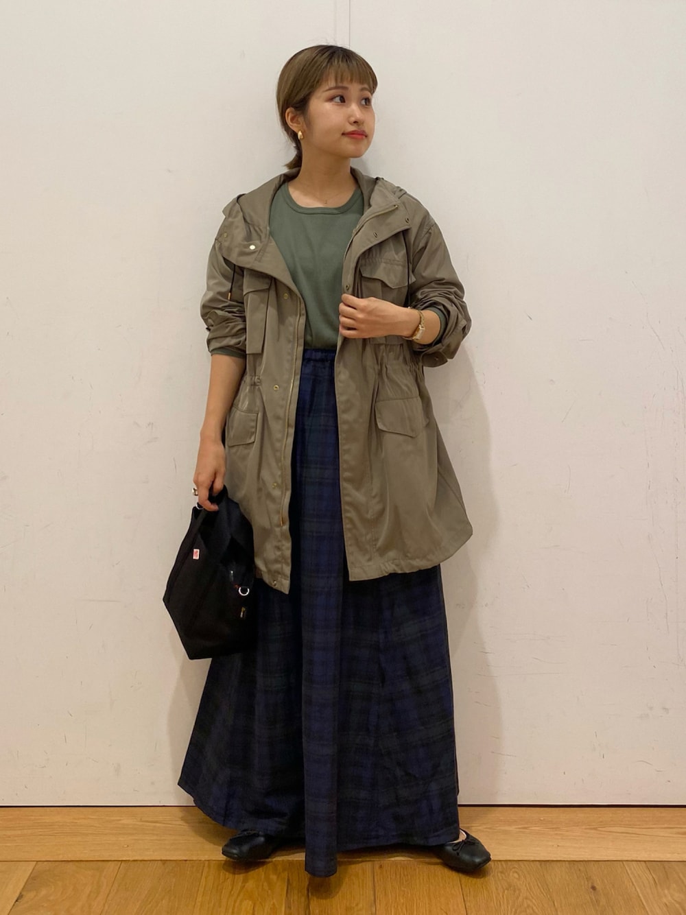 「秋のコーデ、秋コーデ、秋服準備はじめました、フィールドジャケット、ジャケット、チェックスカート、Danton、トートバッグ、バレエシューズ、大人カジュアル、URBAN RESEARCH DOORS、URBAN RESEARCH DOORS WOMENS、FORK&SPOON、カジュアル」｜「URBAN RESEARCH DOORSのフィールドジャケット（ミリタリージャケット、グリーン系）」を使った、emariさん（レディース・152cm）の秋コーディネートの1枚目の写真