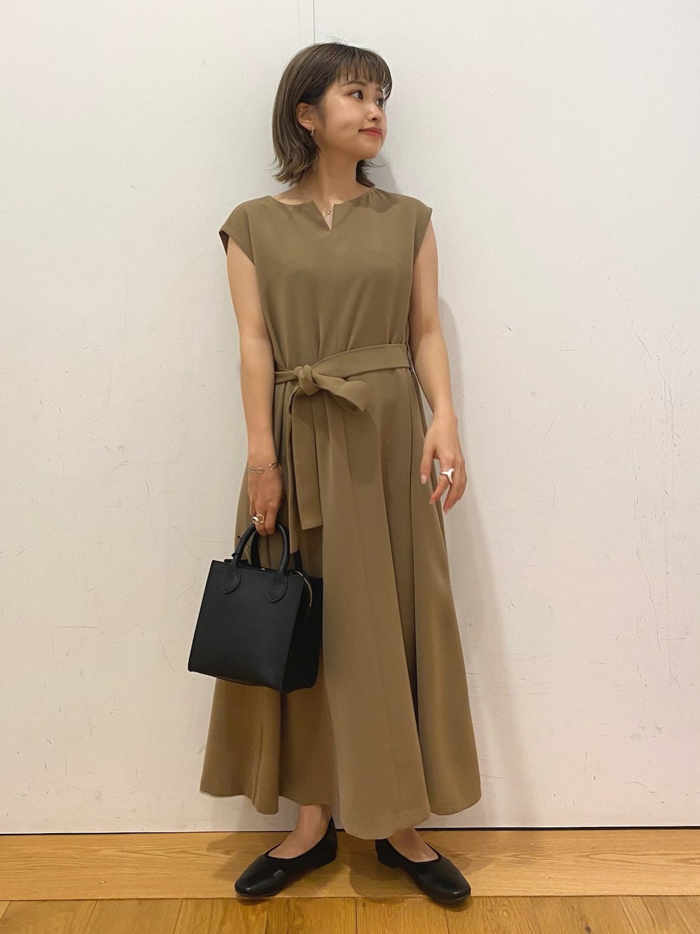 「秋コーデ、キレイめ、きれいめコーディネート、ドレスアップ、ドレスワンピ、お食事会、結婚式、顔合わせ、プチプラコーデ、ワンピース、ワンピーススタイル、URBAN RESEARCH DOORS、URBAN RESEARCH DOORS WOMENS」｜「URBAN RESEARCH DOORSのMARCO BIANCHINI　2way キューブショルダーバッグ（ショルダーバッグ、ブラック系）」を使った、emariさん（レディース・152cm）の夏コーディネートの1枚目の写真