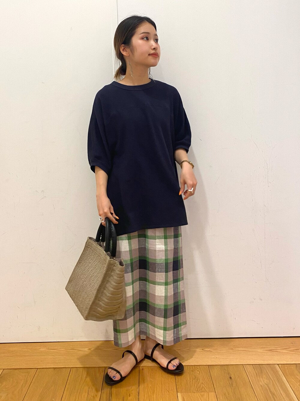 ブラック系のサンダル、グリーン系のスカート、ブルー系のTシャツ/カットソーを着用したレディースの夏コーディネートの1枚目の写真