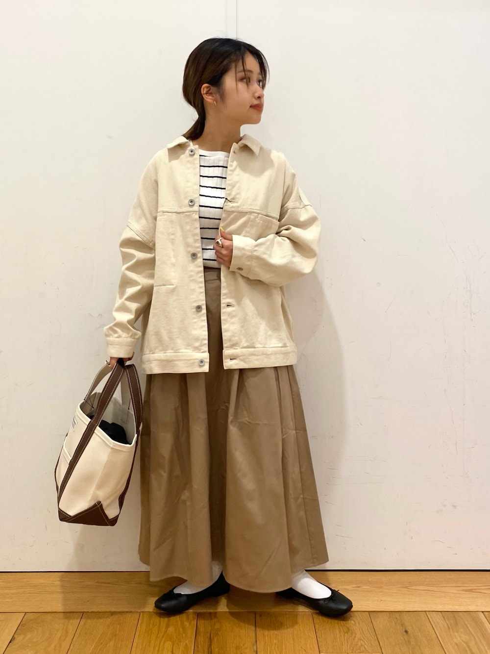 「おしゃれさんと繋がりたい、休日スタイル、低身長コーデ、ジャケット、春アウター、ボーダー、スカート、ベージュ、バレエシューズ、orcival、トートバッグ」｜「URBAN RESEARCH DOORSの『2サイズ/WEB限定』針抜き長袖ボートネックカットソー（Tシャツ/カットソー、ホワイト系）」を使った、emariさん（レディース・152cm）の春コーディネートの1枚目の写真