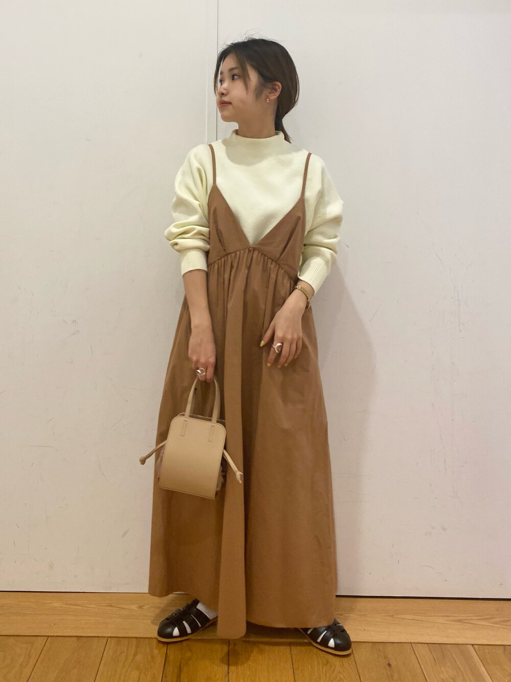 「春服、春コーデ、キャミワンピース、キャミワンピ、ニット、春ニット、巾着バッグ、グルカサンダル、unfil、URBAN RESEARCH DOORS、URBAN RESEARCH DOORS WOMENS、低身長、きれいめカジュアル、大人カジュアル、ワンピース」｜「URBAN RESEARCH DOORSの2WAY巾着ミニバッグ（ショルダーバッグ、ベージュ系）」を使った、emariさん（レディース・152cm）の春コーディネートの1枚目の写真