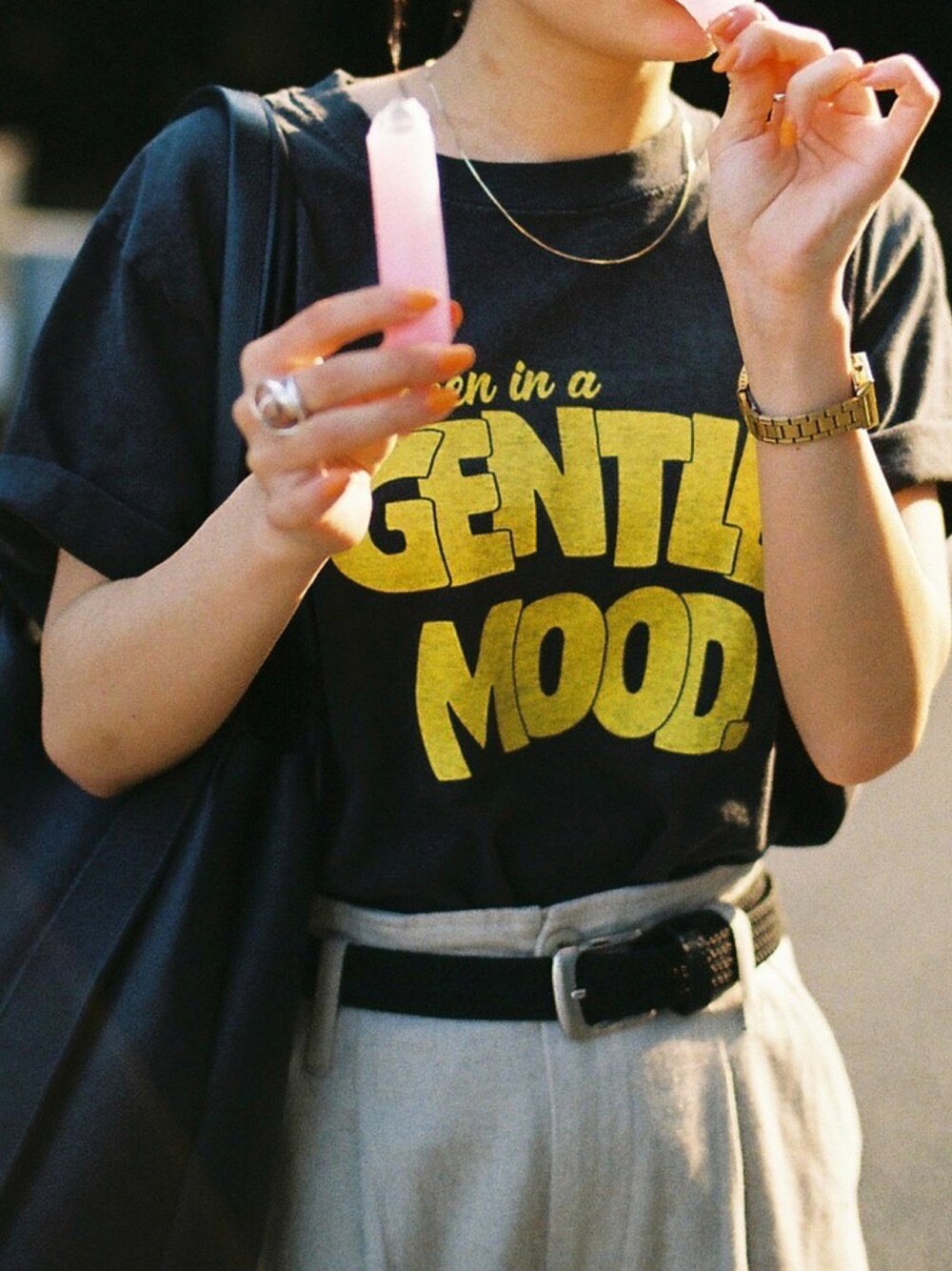「大人カジュアル、Tシャツ、ロゴT、URBAN RESEARCH DOORS、URBAN RESEARCH DOORS WOMENS、私服、休日スタイル、夏コーデ、リアルバイ、GOOD ROCK SPEED」｜「URBAN RESEARCH DOORSのGOOD ROCK SPEED　GENTLE MOOD Tシャツ（Tシャツ/カットソー、ブラック系）」を使った、emariさん（レディース・152cm）の夏コーディネートの1枚目の写真