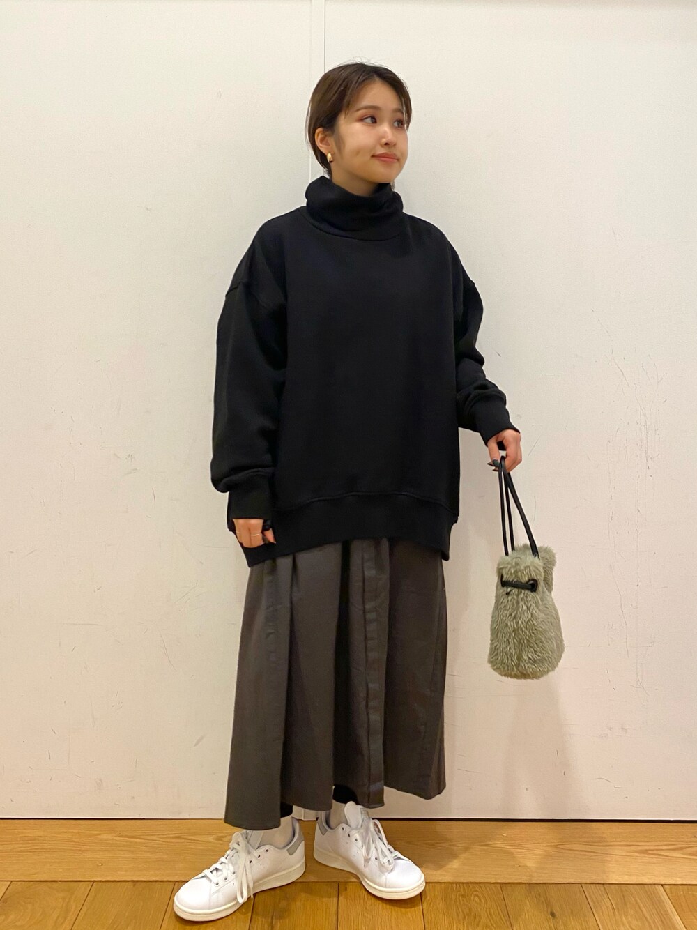 「冬コーデ、オトナカジュアル、スカートスタイル、シャツワンピース、レイヤードスタイル、スウェット、スニーカーコーデ、スニーカー、URBAN RESEARCH DOORS、URBAN RESEARCH DOORS WOMENS」｜「adidasのアイテム（スニーカー、ホワイト系）」を使った、emariさん（レディース・152cm）の冬コーディネートの1枚目の写真