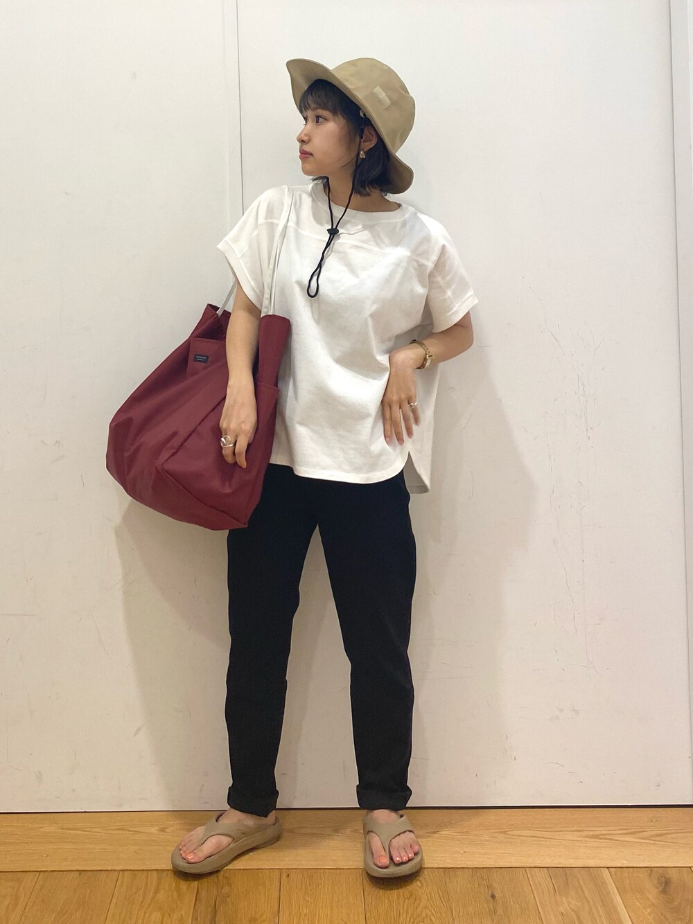ホワイト系のTシャツ/カットソー、ブラック系のデニムパンツ、ベージュ系のサンダルを着用したレディースの夏コーディネートの1枚目の写真