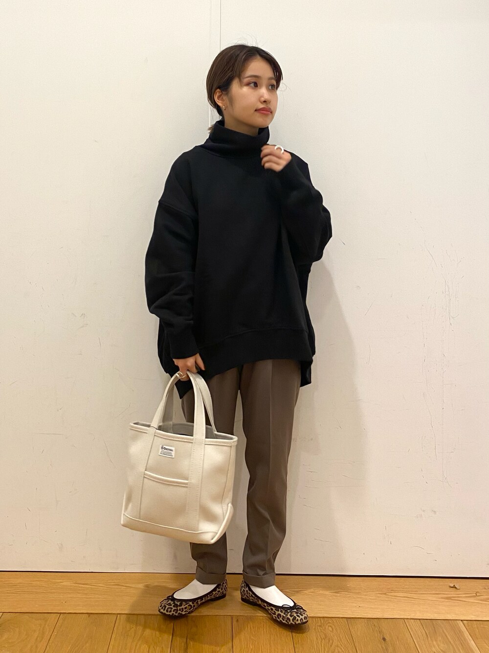 「ゆるコーデ、パンツスタイル、低身長、大人カジュアル、スウェット、タートルネック、テーパードパンツ、バレエシューズ、orcival、トートバッグ、冬コーデ、URBAN RESEARCH DOORS、URBAN RESEARCH DOORS WOMENS」｜「URBAN RESEARCH DOORSのUR TECHタートルネック裏起毛スウェット（スウェット、ブラック系）」を使った、emariさん（レディース・152cm）の冬コーディネートの1枚目の写真