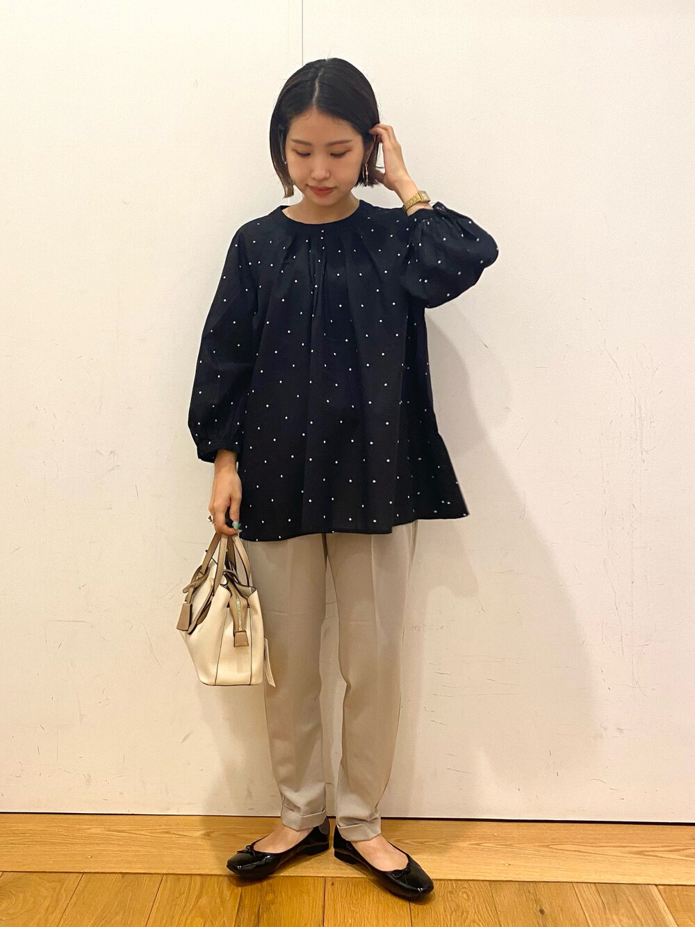 ブラック系のシャツ/ブラウス、ベージュ系のその他パンツ、ブラック系のバレエシューズを着用したレディースの秋コーディネートの1枚目の写真