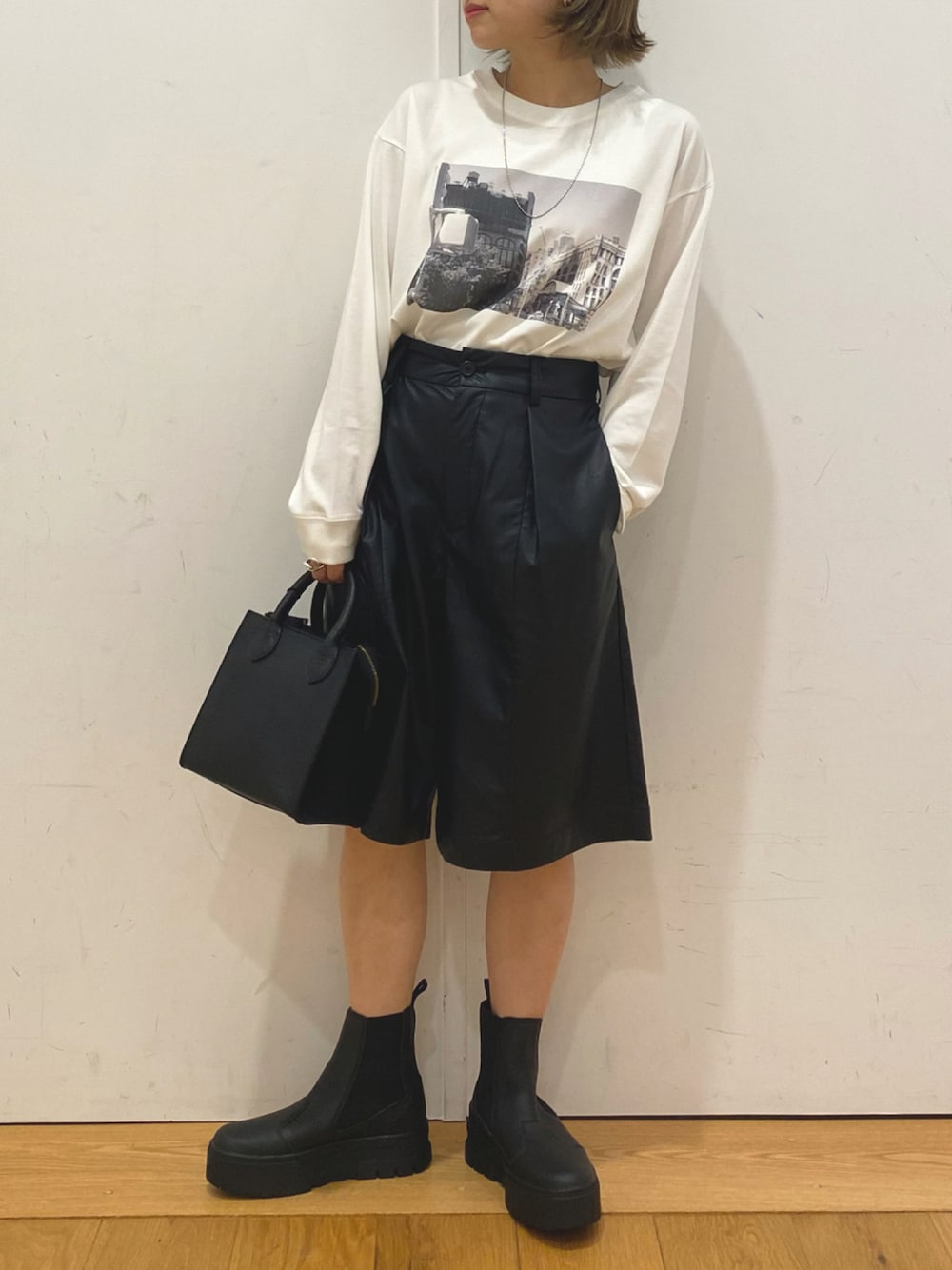 「秋のコーデ、きれいめカジュアル、モード、モードカジュアル、レザーパンツ、ハーフパンツ、レザーハーフパンツ、サイドゴアブーツ、PUMA、ブーツ、厚底シューズ、ロンT、プリントT、URBAN RESEARCH DOORS、URBAN RESEARCH DOORS WOMENS」｜「URBAN RESEARCH DOORSのPUMA　メイズ チェルシー インフューズ（ブーツ、ブラック系）」を使った、emariさん（レディース・152cm）の秋コーディネートの1枚目の写真