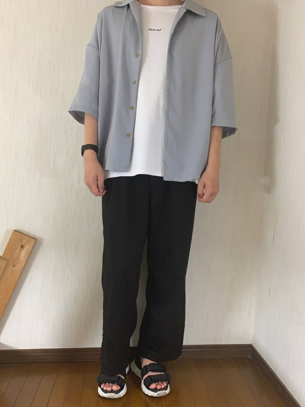 ホワイト系のTシャツ/カットソー、ブルー系のシャツ/ブラウス、ブラック系のその他パンツを着用したメンズの夏コーディネートの1枚目の写真