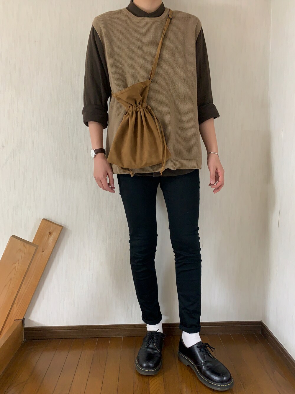 ブラウン系のシャツ/ブラウス、ベージュ系のニット/セーター、ブラック系のパンツを着用したメンズの夏コーディネートの1枚目の写真