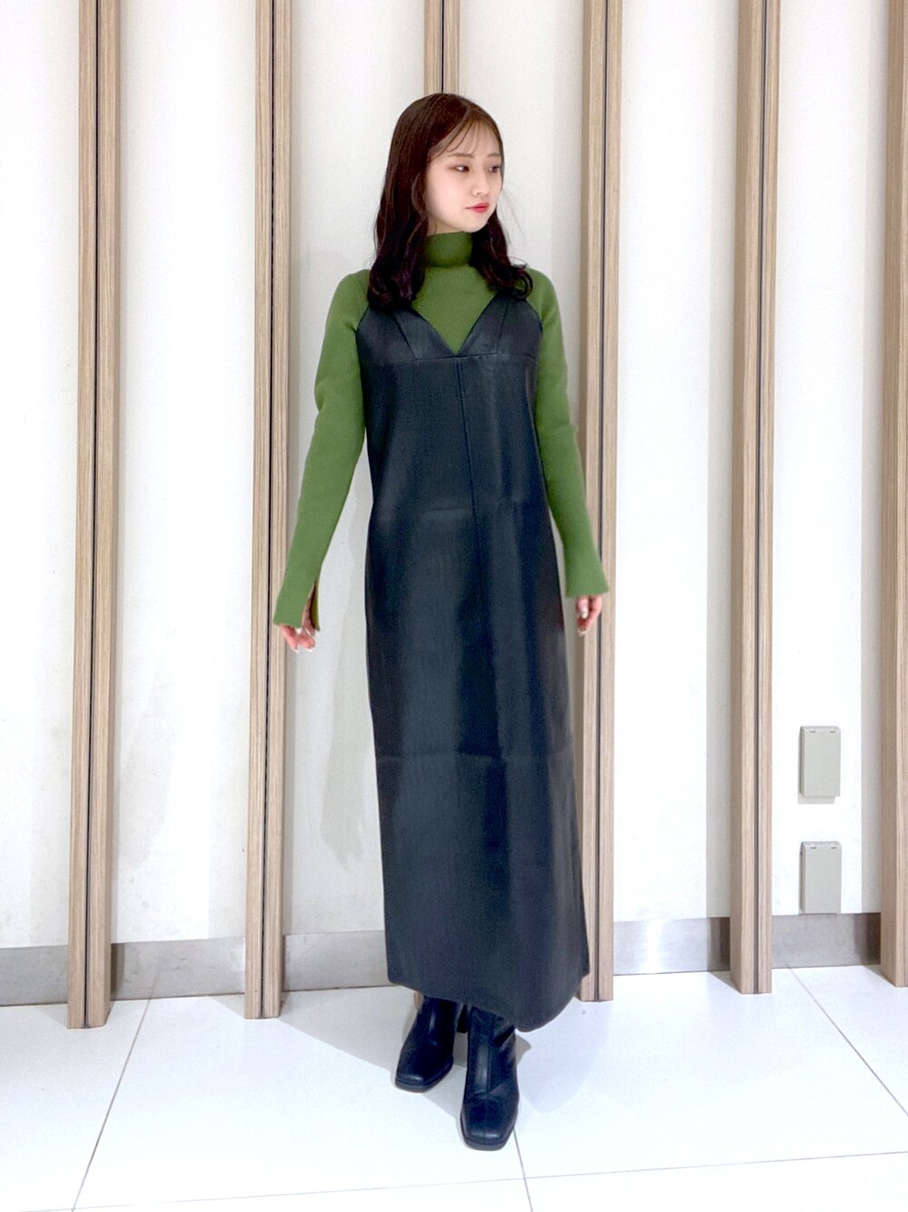 「休日スタイル、冬を彩る色いろコーデ、ワンピース、タートルネック、バケットハット、大人カジュアル、ラクチンコーデ」｜「FREE'S MARTのビスチェナローキャミワンピース（ワンピース、ブラック系）」を使った、rionさん（レディース・152cm）の冬コーディネートの1枚目の写真