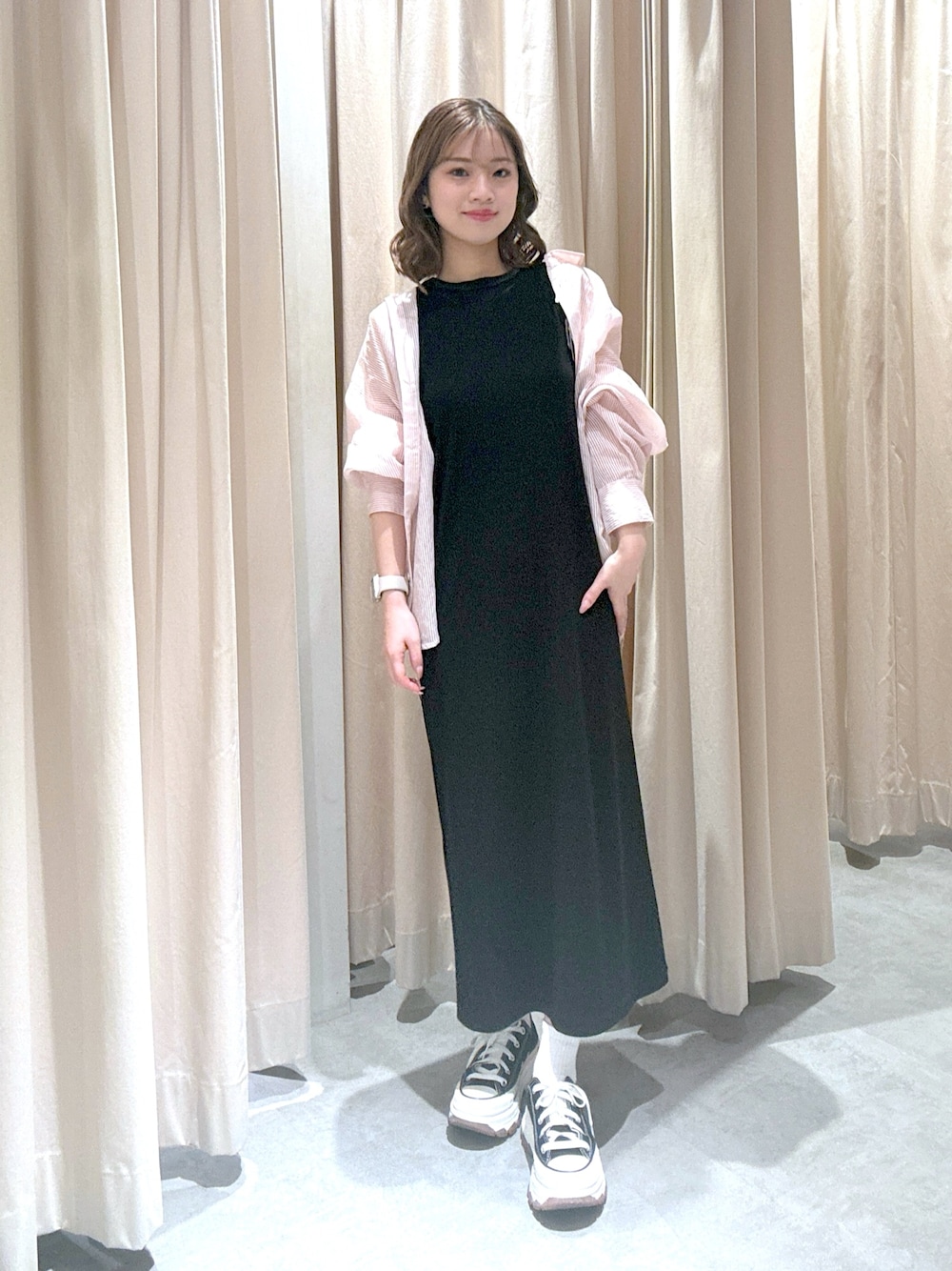 「きれいめカジュアル、休日スタイル、シンプルコーデ、低身長コーデ、シアートップス」｜「FREE'S MARTの◇シアーストライプオーバーシャツ（シャツ/ブラウス、ピンク系）」を使った、rionさん（レディース・152cm）の春コーディネートの1枚目の写真