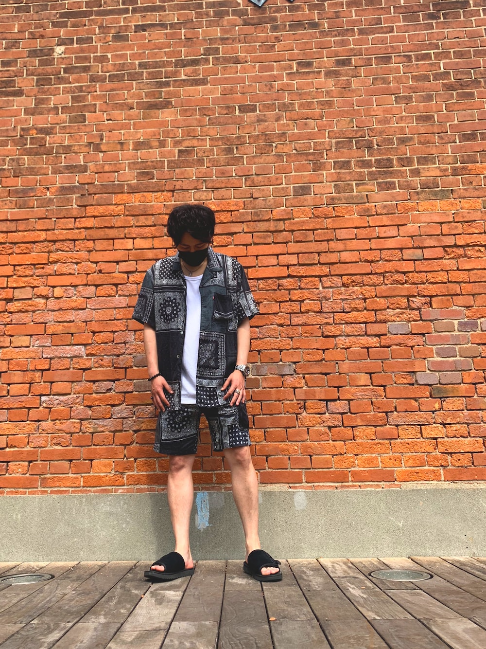「夏コーデ、サンダル、シャツスタイル、ブラック、ペイズリー、セットアップ、ガラシャツ」｜「Levi'sのアイテム（シャツ/ブラウス、ブラック系）」を使った、kimuchさん（メンズ・172cm）の夏コーディネートの1枚目の写真