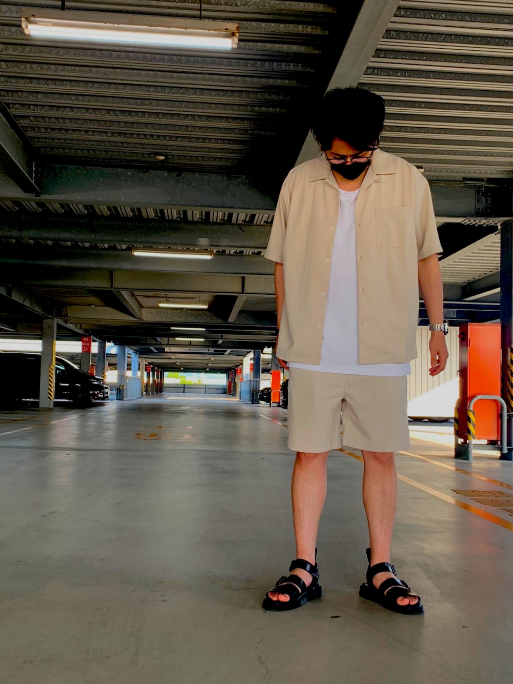 「夏コーデ、セットアップ、ベージュ、サンダル、ドクターマーチン、シンプル、シンプルコーデ」｜「Dr. Martensのアイテム（サンダル、ブラック系）」を使った、kimuchさん（メンズ・172cm）の夏コーディネートの1枚目の写真
