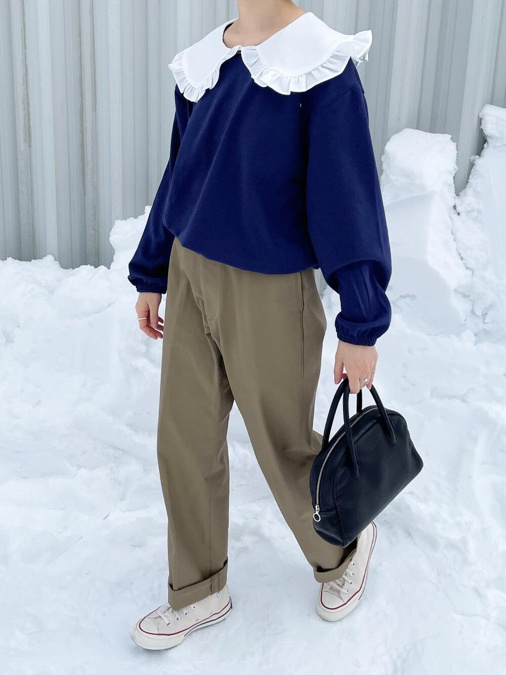 「シンゾーン(Shinzone)、スウェット、襟付きトップス、コンバース、CT70s、ootd、パンツコーデ、シンプル、オトナ女子、オトナカジュアル、プチプラ、きれいめカジュアル、ベージュコーデ、私の推しブランド、ミニボストン」｜「tokyogirlsmarketのアイテム（スウェット、ブルー系）」を使った、ゆうさん（レディース・157cm）の冬コーディネートの1枚目の写真