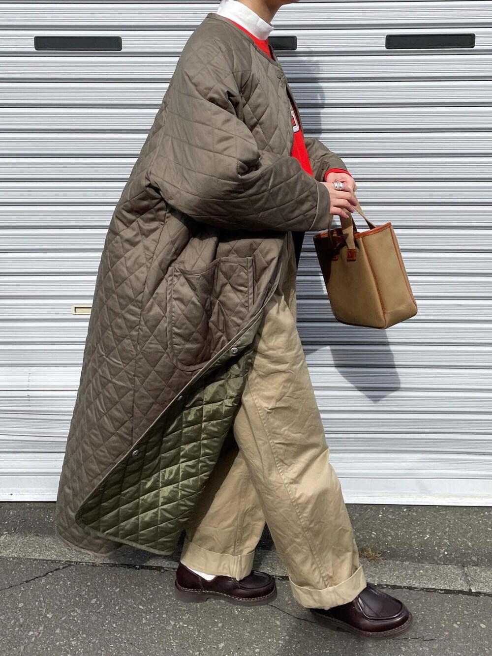 「キルティング、ロングコート、コート、チノパン、グルカパンツ、パラブーツ、革靴、ブレディ、大人コーデ、だから秋服が好き、カーキ、ootd、ゆったりコーデ、UNIQLO、ベージュ」｜「Libra Cueのキルティングボリュームコート（ノーカラーコート、グリーン系）」を使った、ゆうさん（レディース・157cm）の秋コーディネートの1枚目の写真