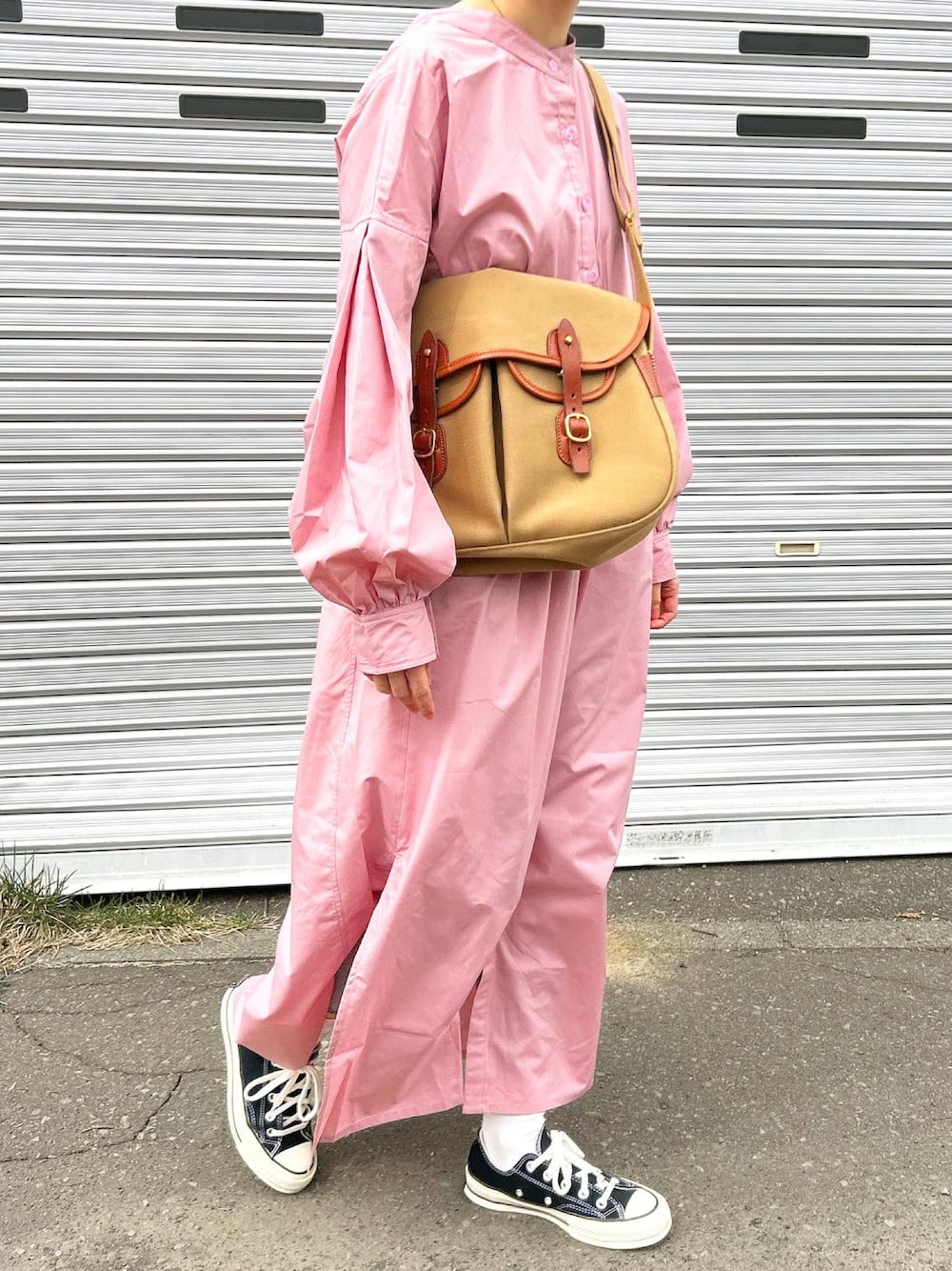「シャツワンピ、シャツワンピース、ワンピース、ブレディ、コンバース、converse、ピンク、ピンクコーデ、スニーカー、スニーカーコーデ、ピンク×ブラック、ワンピーススタイル、ワンピース×スニーカー」｜「BRADYの【Brady/ブレディ】ショルダーバッグ（ショルダーバッグ、ベージュ系）」を使った、ゆうさん（レディース・157cm）の春コーディネートの1枚目の写真