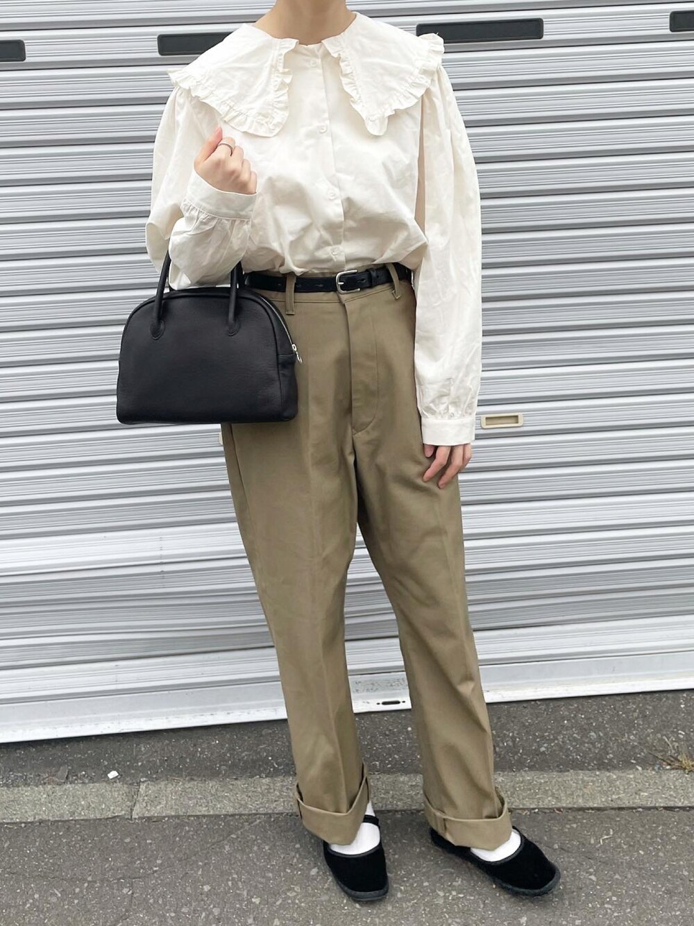 「大人コーデ、ブラウス、襟付きトップス、フリル、フリルトップス、チノパン、おでかけ、カジュアルコーデ、ootd、秋のコーデ、シャツスタイル、ミニボストン、カンフーシューズ、だから秋服が好き、ラフ」｜「DHOLICのアイテム（シャツ/ブラウス、ホワイト系）」を使った、ゆうさん（レディース・157cm）の秋コーディネートの1枚目の写真