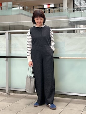 「アイテム（サロペット/オーバーオール、グレー系）」を使った、かみやまさん（レディース・160cm）の秋コーディネート