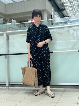 「かぐれ（カグレ）の『2サイズ展開』レーヨンモノトーンプリントワンピース（ワンピース、ブラック系）」を使った、かみやまさん（レディース・160cm）の夏コーディネート