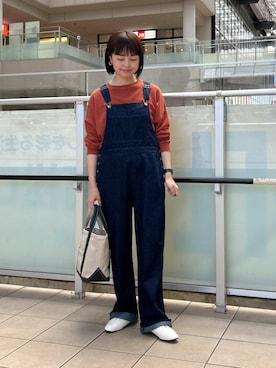 「アイテム（サロペット/オーバーオール、ブルー系）」を使った、かみやまさん（レディース・160cm）の秋コーディネート