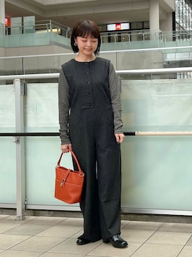「アイテム（サロペット/オーバーオール、グレー系）」を使った、かみやまさん（レディース・160cm）の秋コーディネート