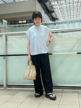 「URBAN RESEARCH DOORS（アーバンリサーチドアーズ）の『一部WEB限定カラー』ショルダータックバンドカラーシャツ（シャツ/ブラウス、ブルー系）」を使った、かみやまさん（レディース・160cm）の夏コーディネート