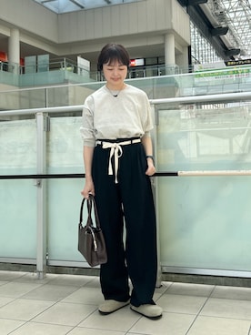 「URBAN RESEARCH DOORS（アーバンリサーチドアーズ）のウエストリボンカットカーブパンツ（その他パンツ、ブラック系）」を使った、かみやまさん（レディース・160cm）の夏コーディネート